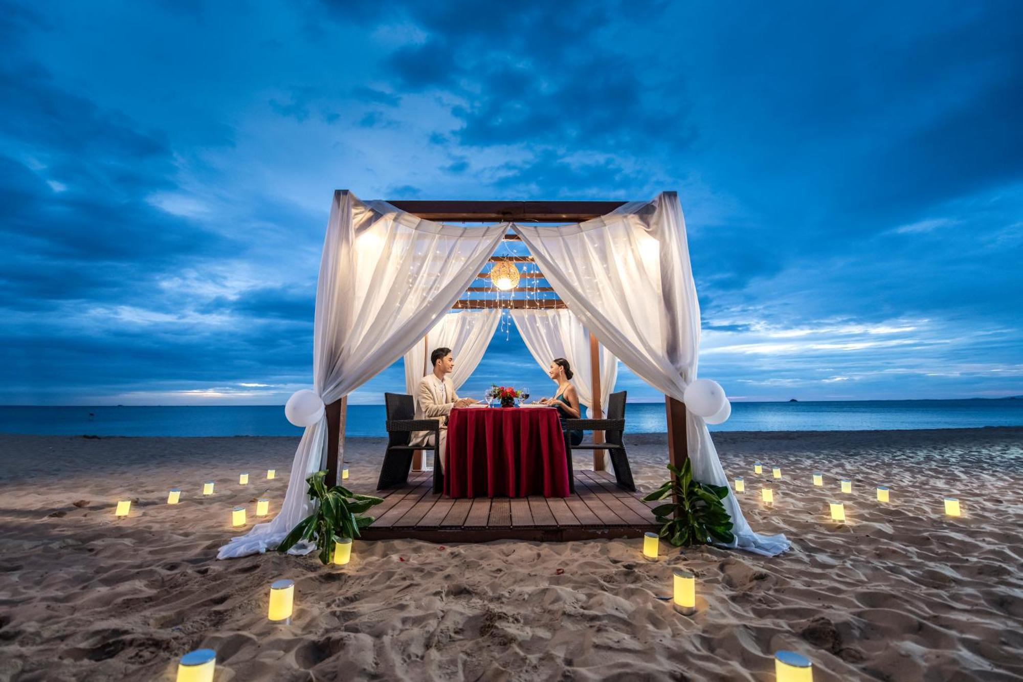 Vinpearl Wonderworld Phu Quoc Hotel Exterior photo A couple dining at a beach resort in Pattaya, Thailand