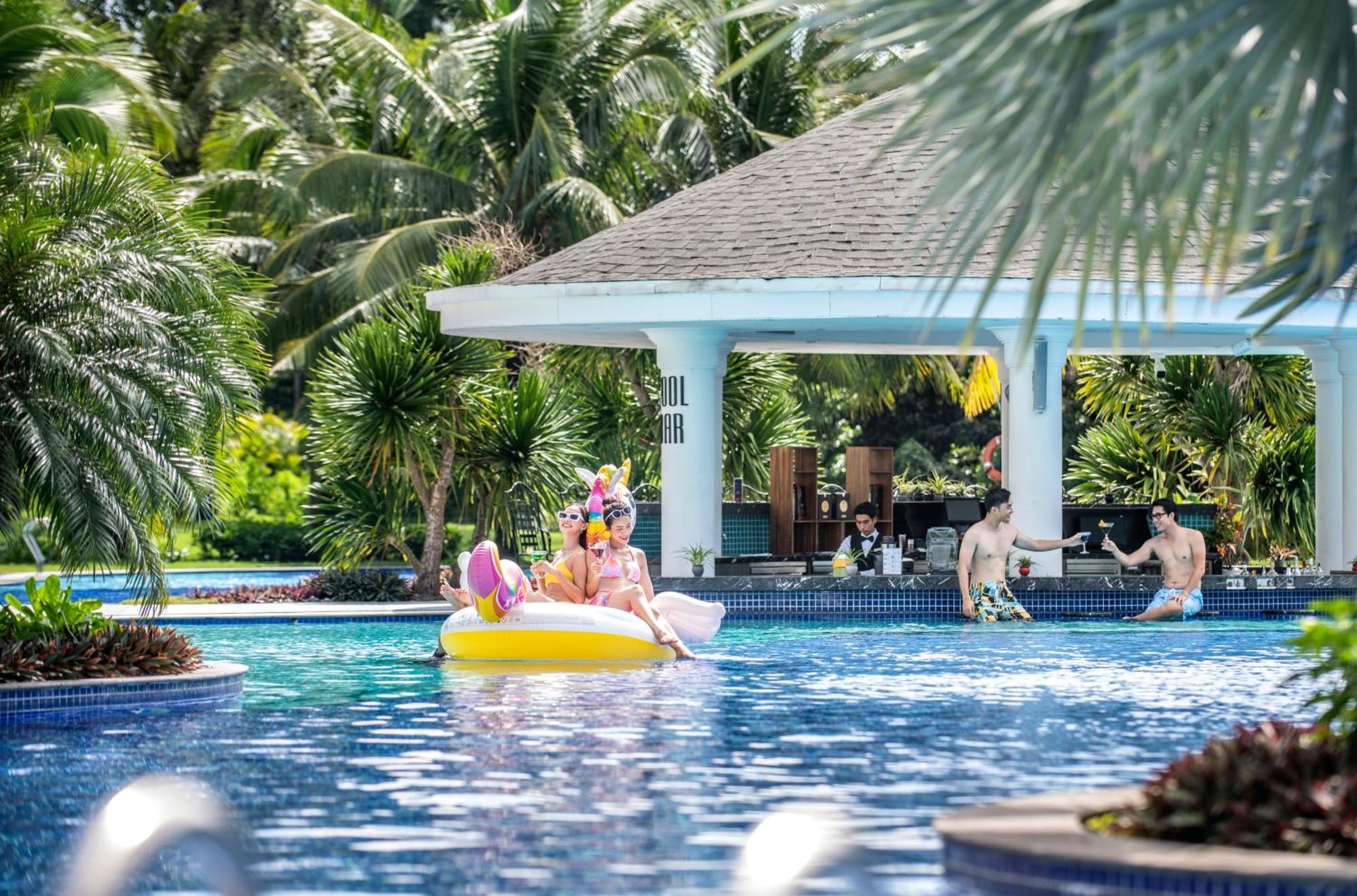 Vinpearl Wonderworld Phu Quoc Hotel Exterior photo The swimming pool at Vinpearl Hotel Nha Trang